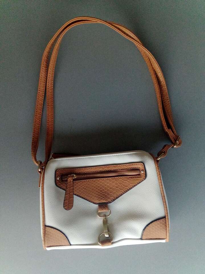 Ladies APT. 9 White and Tan Purse, 9" Wide, 6" Tall with 3 Compartments
