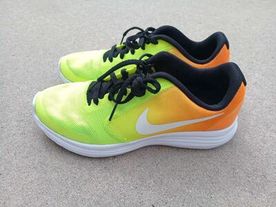 Women's Nike Revolution Athletic Shoes Size 5