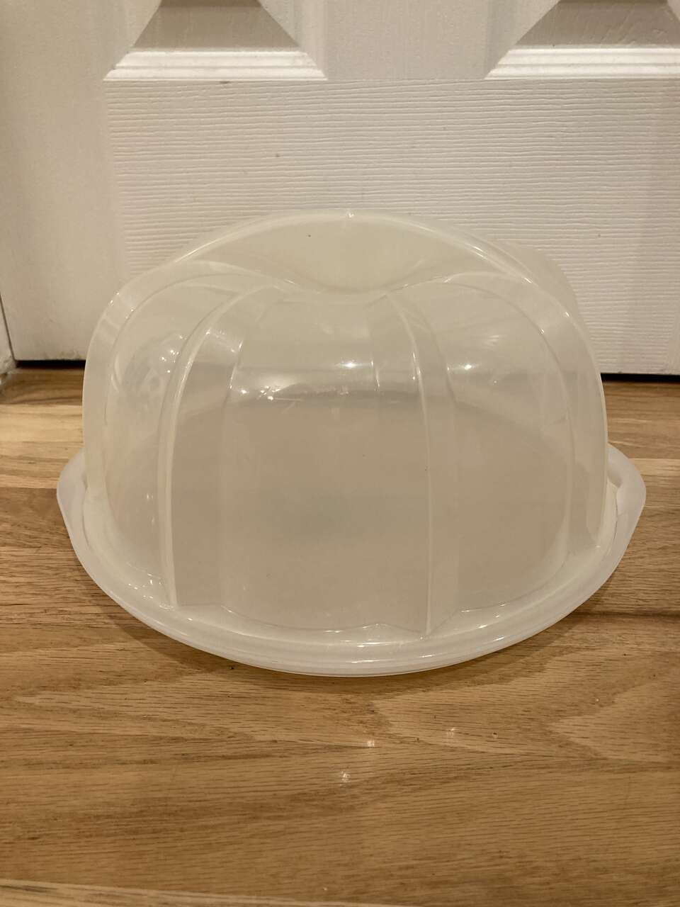 Covered Cake Keeper platter with Lid Transporting Bundt cake pan