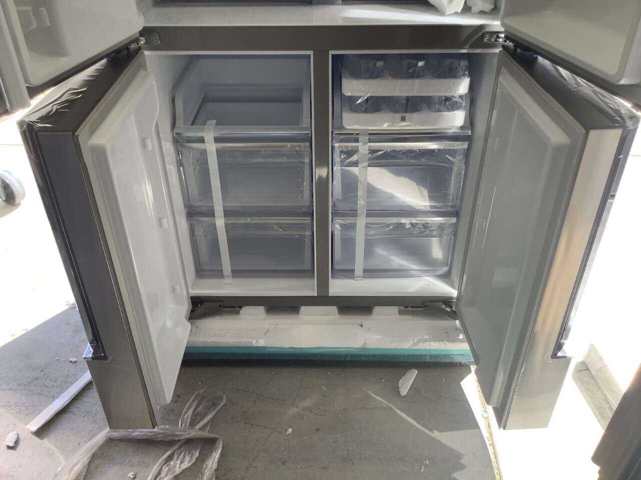 Samsung RF23J9011SR/AA FlexZone 22.5-cubic foot 4-Door Counter-depth French Door Refrigerator with Ice Maker