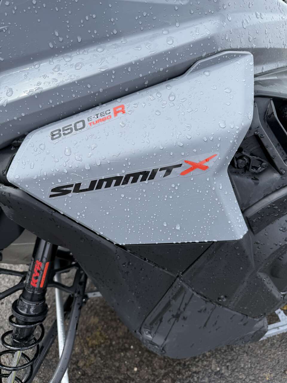 2025 Skidoo Summit X 850 Turbo 165x3 Shot Start