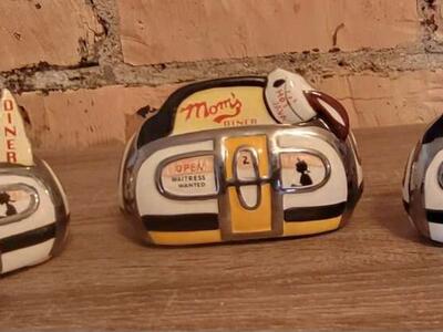 Retro Shakers & Napkin holder