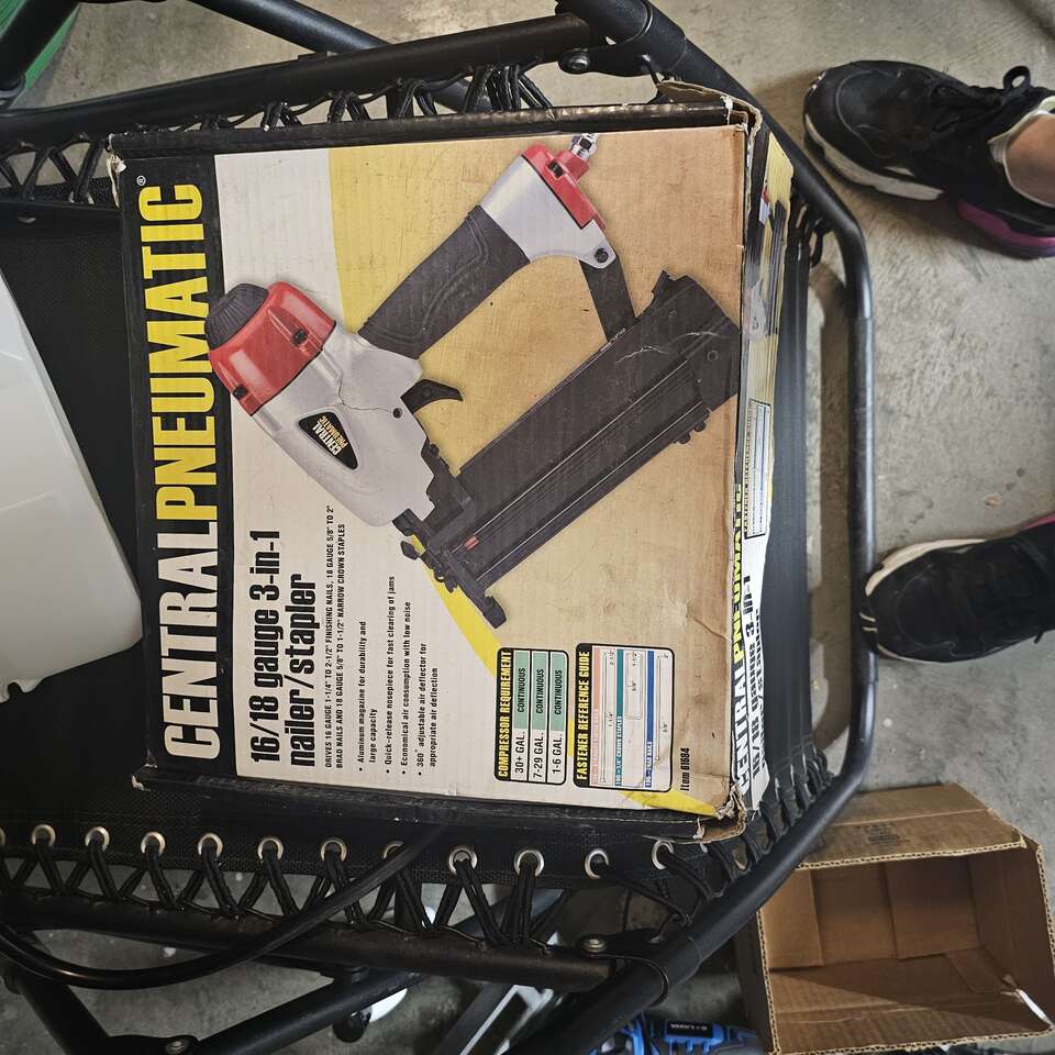 Central Pneumatic 16 18 Guage 3 in 1 Nailer Stapler