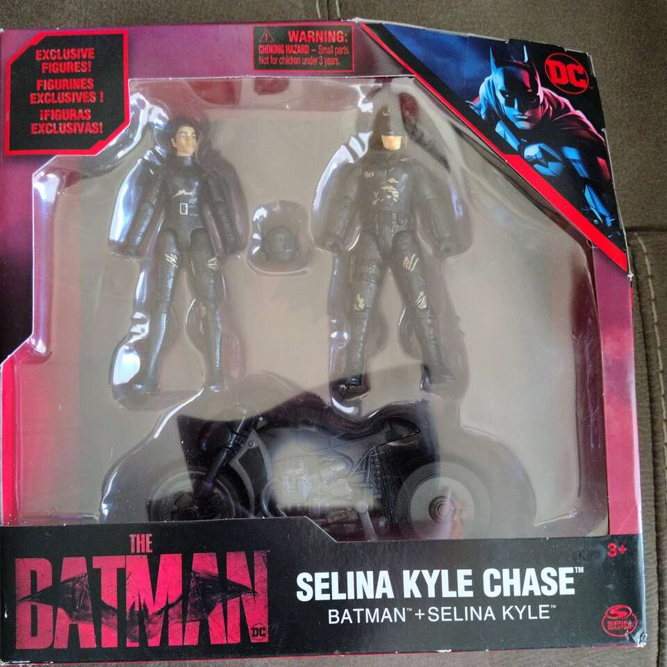 DC comics Batman and Selina Kyle chase pack