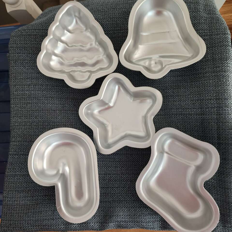 Wilton 11 Individual Christmas Baking Pans
