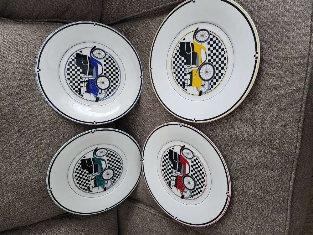 Mikasa Maxima Vintage Coach Plates Set