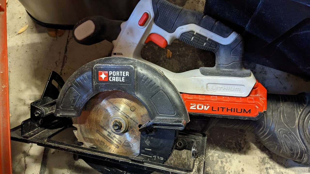 Porter-Cable Pcc661 20V Lithium-Ion 5 1/2-in Circular Saw with Battery