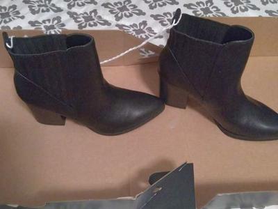 LEATHER NEW LOW HEELED SHOES SIZE 8