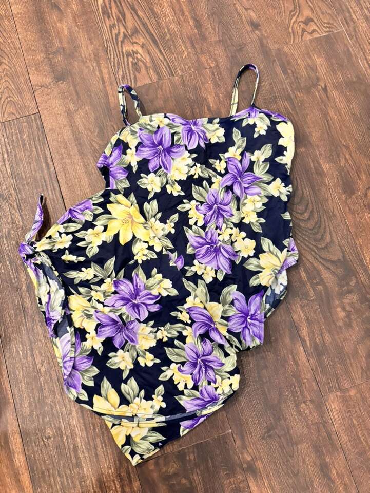 Women’s Size 20 Swimsuit And Sarong