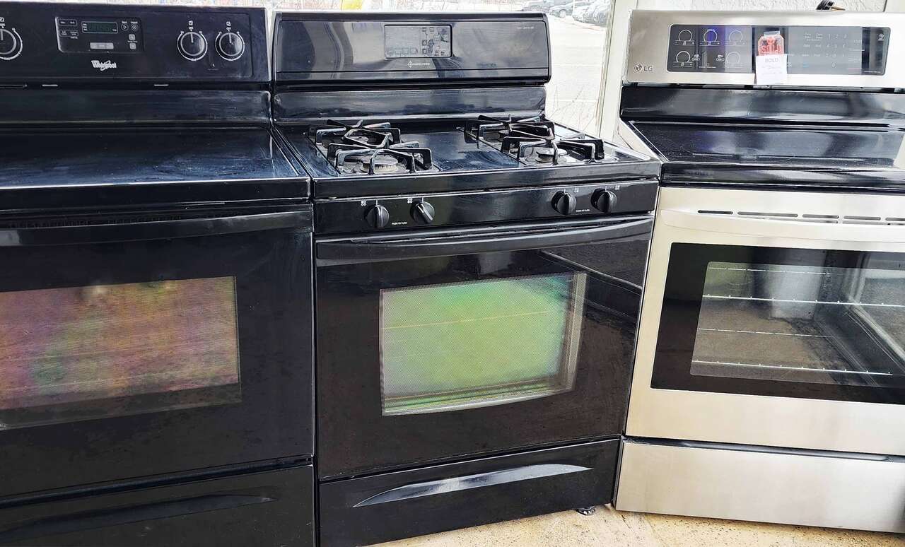 Nice Black Whirlpool GAS Range w/Warranty