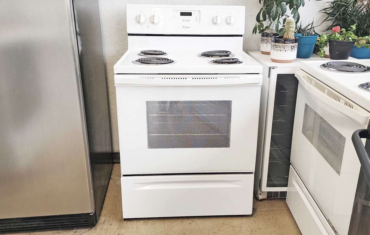 White Whirlpool Electric Coil-Top Stove w/Warranty