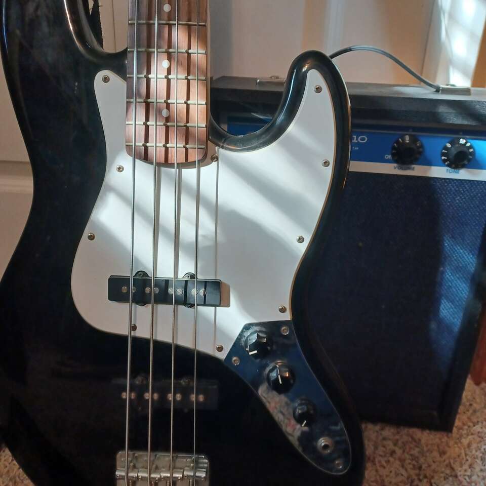 Squier Fender Electric Bass woth Amp