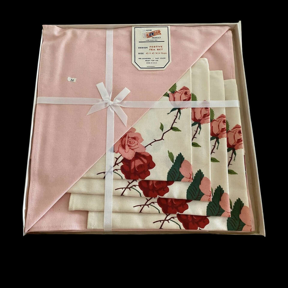 NEW - Vintage 1950s Wilendur Pink Rose Tablecloth 45x45 + 4 Napkin Set - In SEALED BOX - C PICS.