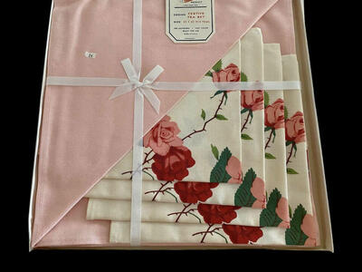 NEW - Vintage 1950s Wilendur Pink Rose Tablecloth 45x45 + 4 Napkin Set - In SEALED BOX - C PICS.