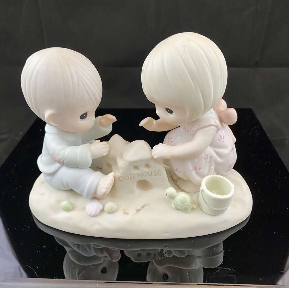 PRECIOUS MOMENTS 12319 Figurine - GOD BLESS OUR HOME - Beach House RETIRED 1998 - C PICS