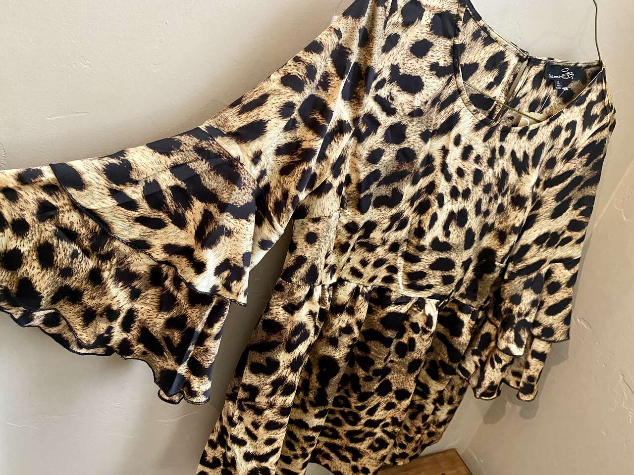 NEW w/ TAGS - DESIGNER Adorable Animal Print Blouse w/ Cute Ruffle Sleeves Retails @ $71 - C PICS