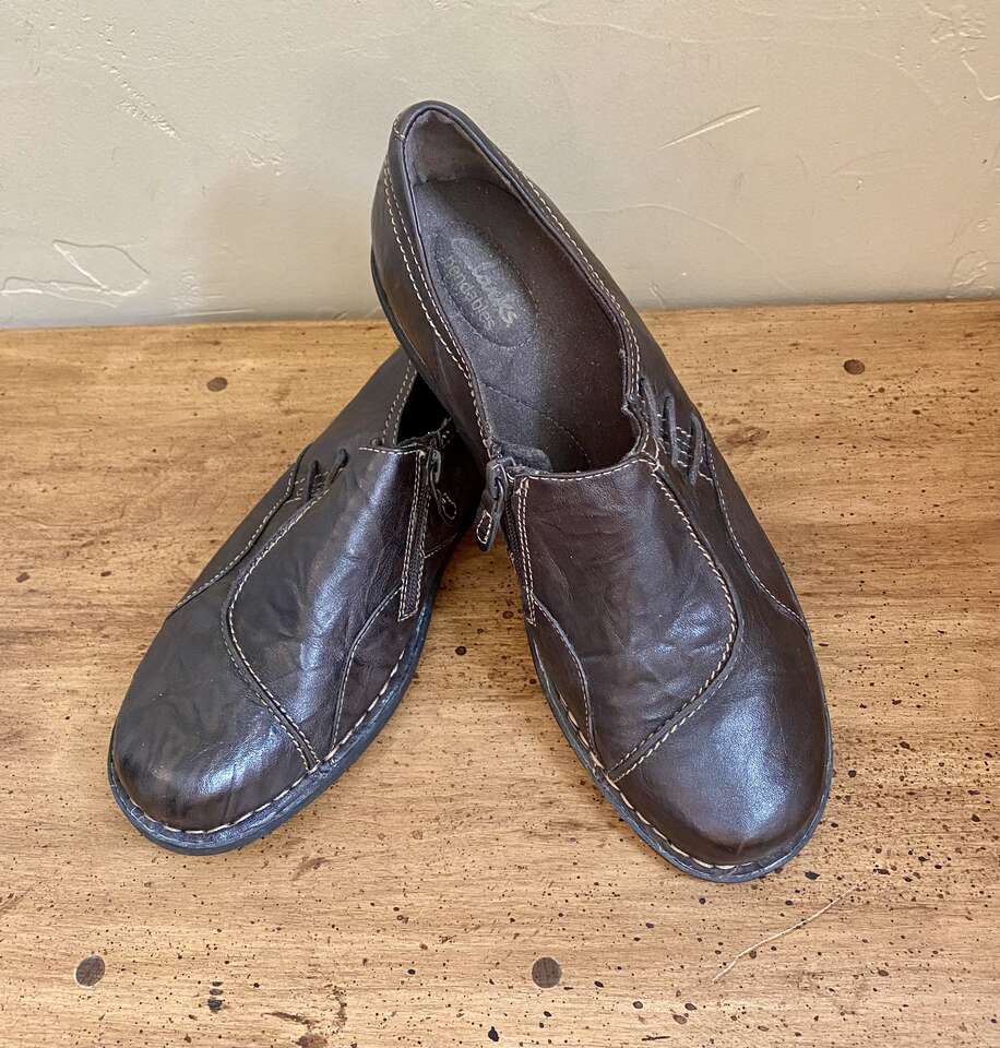 LIKE NEW - Clarks Bendable Leather Zip Womens Shoes SZ 9M - Compare at $120 New - C PICS
