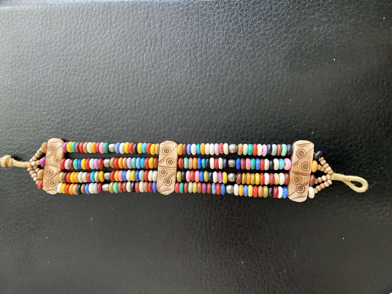 NEW - Beautiful Multi Colored Hand-beaded 7.5 Inch Bracelet w/ Artfully Etched Shell Spacers - C PIX