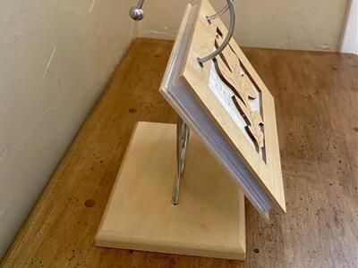 LIKE NEW - Beautiful Wood Leaf Cut-Out Flip Photo Album Holds 80 Photos - Decoration Stand - C PICS