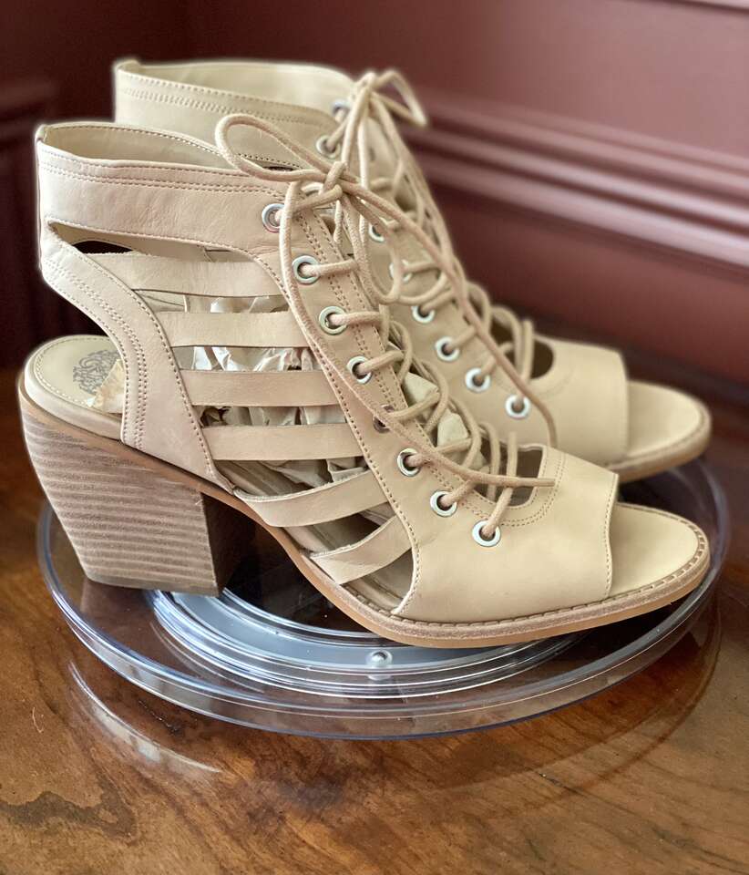 NEW - BEAUTIFUL VINCE CAMUTO Lace Up Sandals SZ 9.5 - Comfortable Block Heel - C ALL PICS