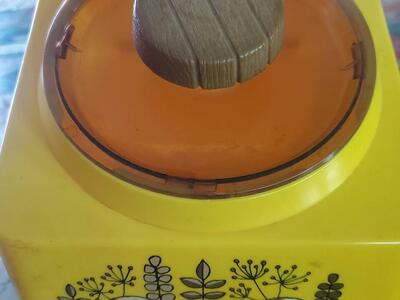 Vintage Rubbermaid 10-Cup Yellow Canister and Lid