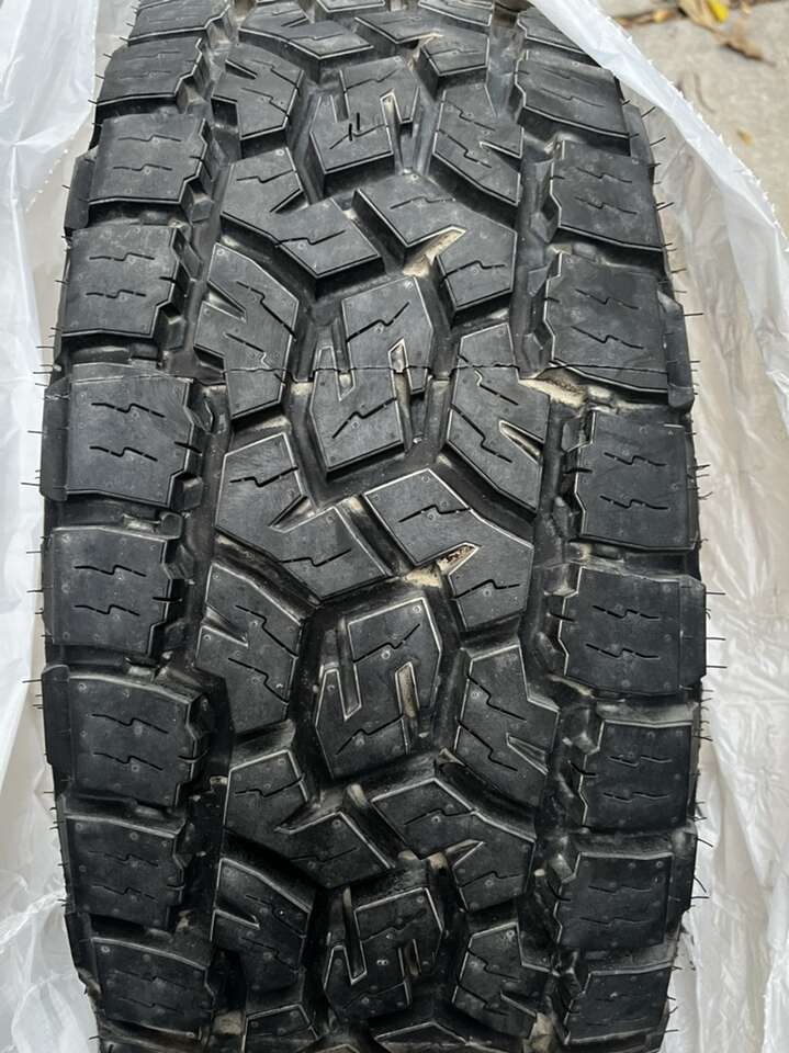 NEW Toyo Open Country AT3 - 275/70r17