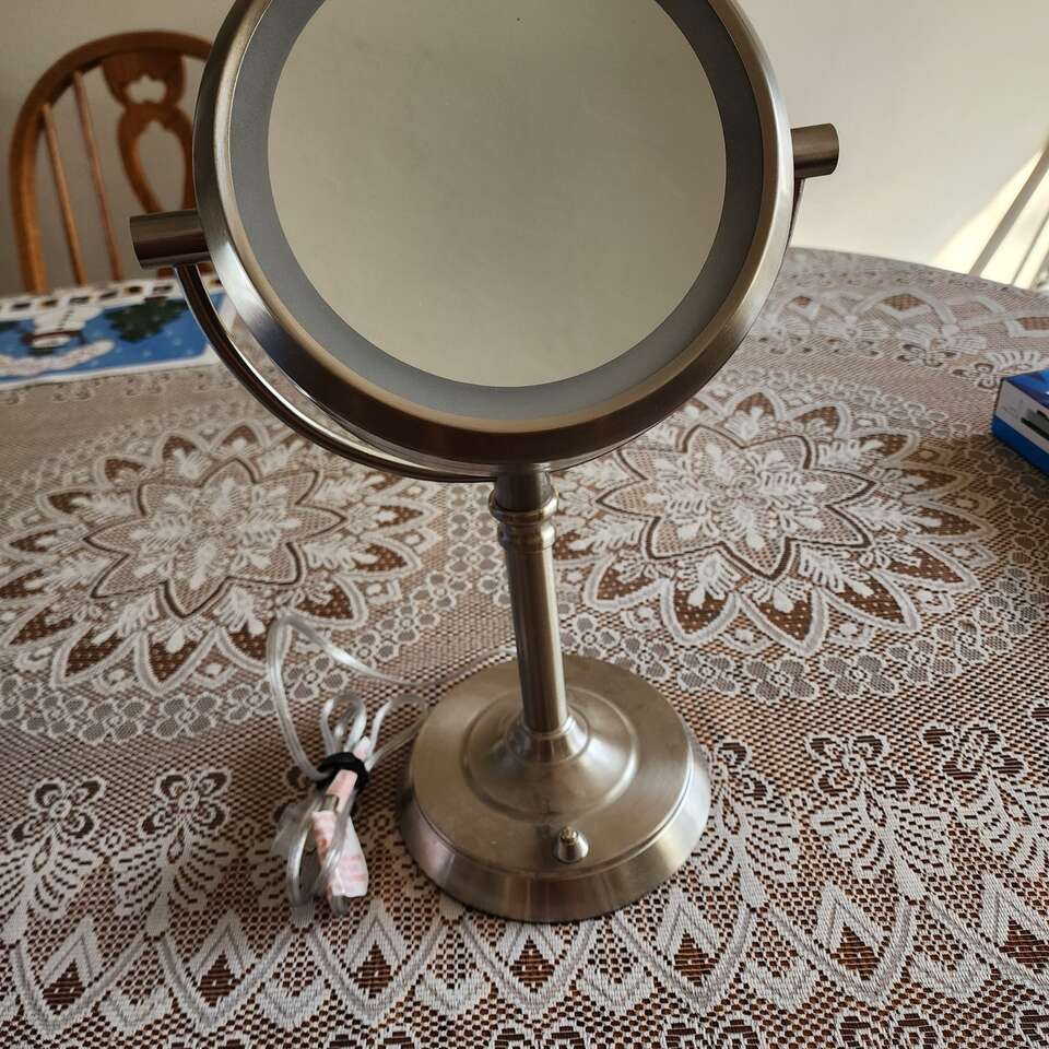 Magnifier with light