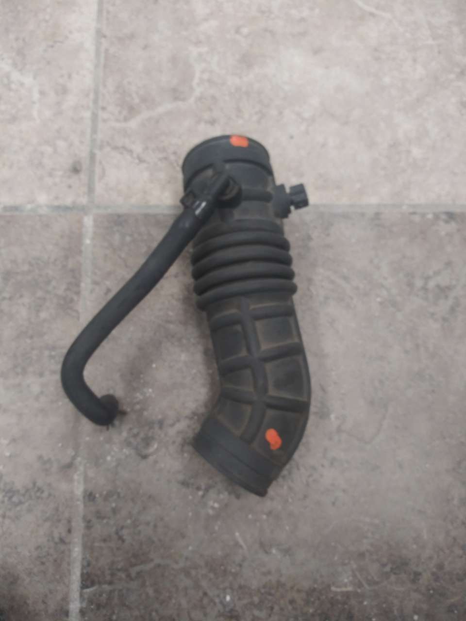 04 to 07 Chevy Aveo intake tube