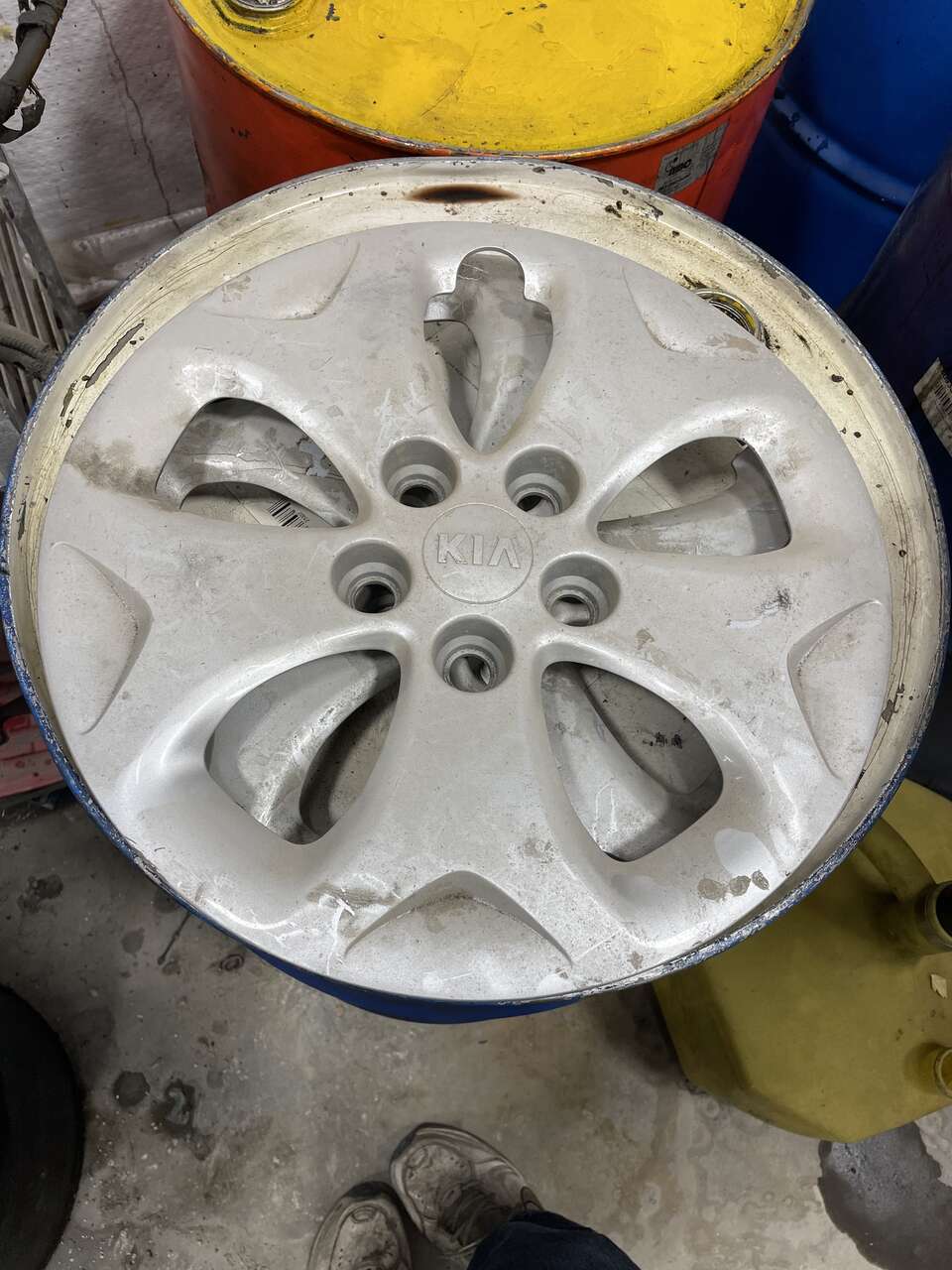 2 Kia hub caps