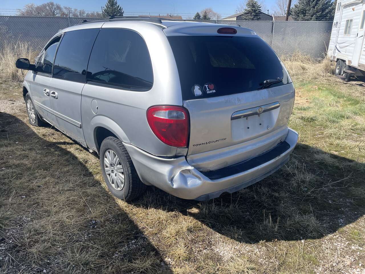 06 Chrysler Town & Country parting out
