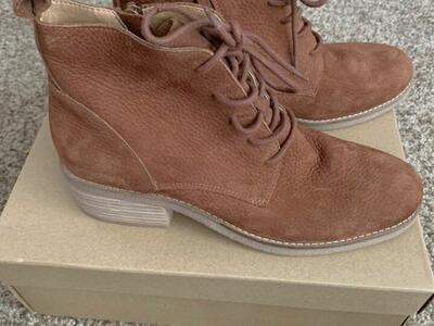 LUCKY WOMENS NEW SUEDE BOOTS- SIZE 8