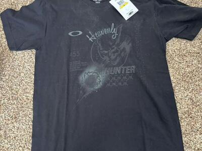 MENS OAKLEY HEAVENLY HUNTER TSIRT- NWT M