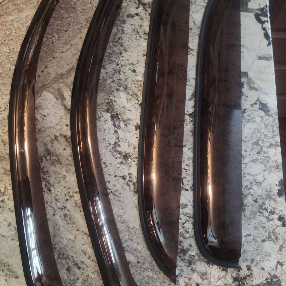 2007-14 Chevy Tahoe EGR inchannel Vent Shades used