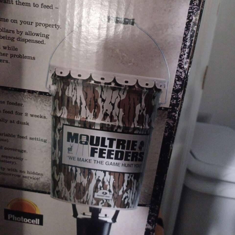 Animal Feeder 6.5 gal. by Moultree. New