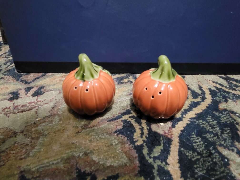 Vintage holiday salt&pepper shaker