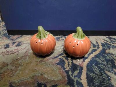 Vintage holiday salt&pepper shaker