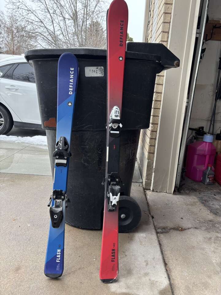 Red Defiance Kid Skis 140