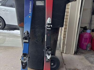Red Defiance Kid Skis 140