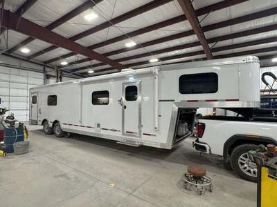 2020 logan coach sport hauler