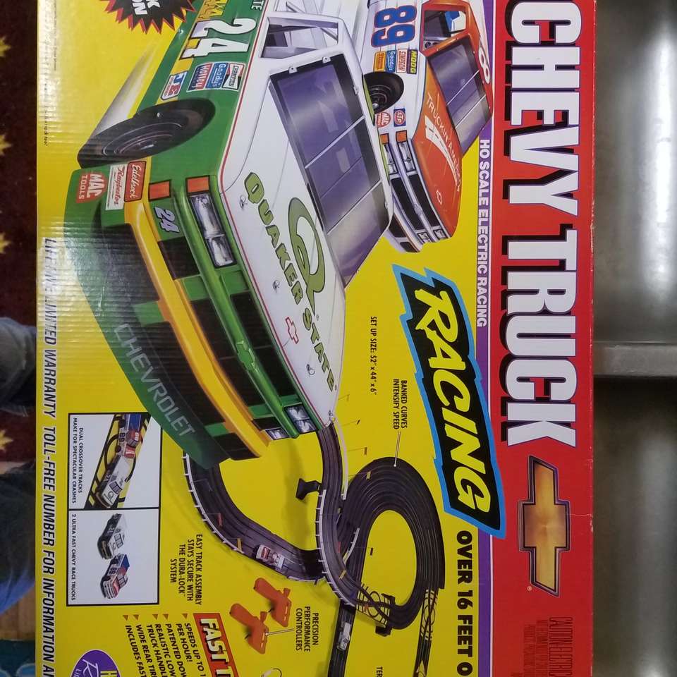 Official HO Chevy truck race track set new