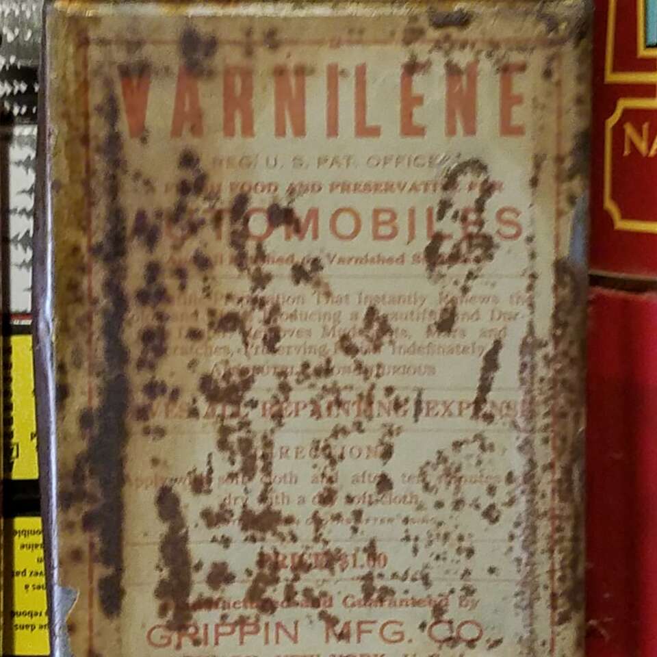 Vintage quart can of Varnilene paint