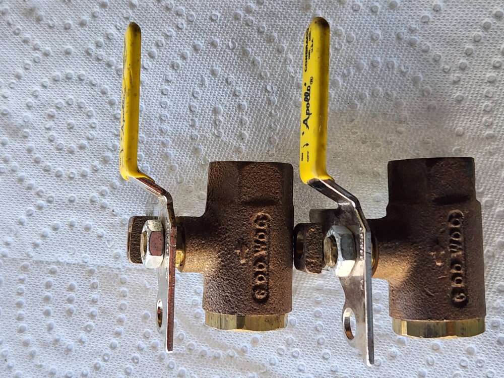 2---1/2" Apollo lockable brass ball valves