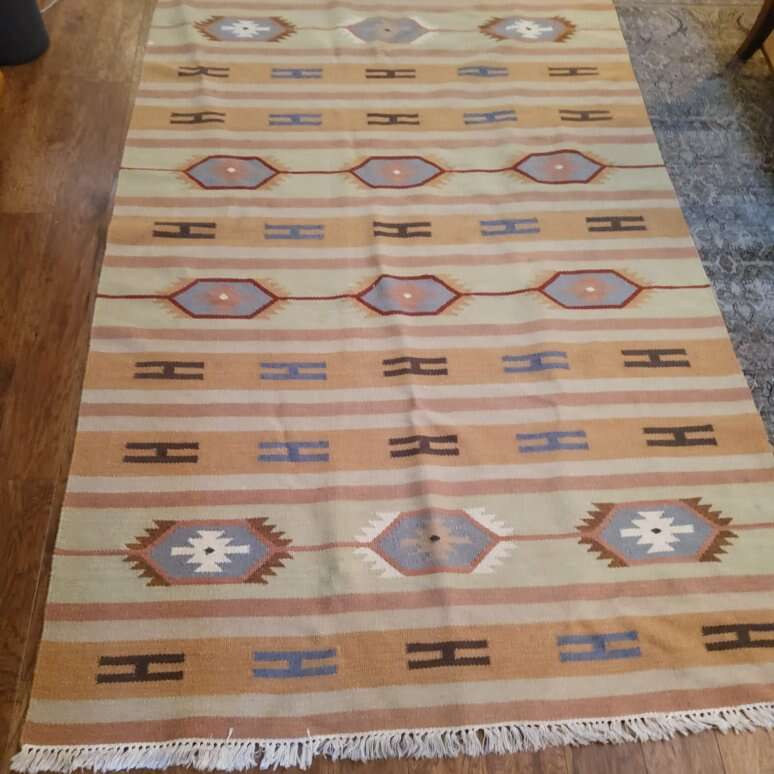 100% Wool Woven Rug. 8'3 x 5'10, Excellent
