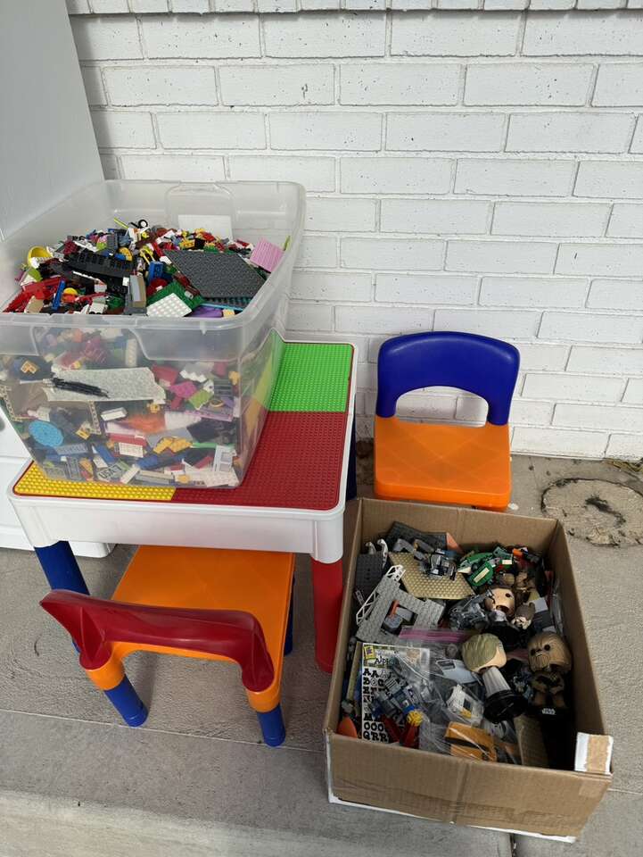 Lego lot Plus Building Table & Chairs Toys