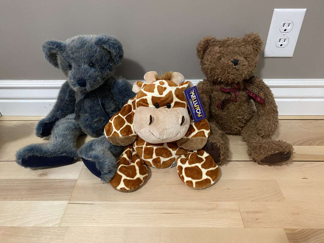 Stuffed bears & Brand New stuffed giraffe