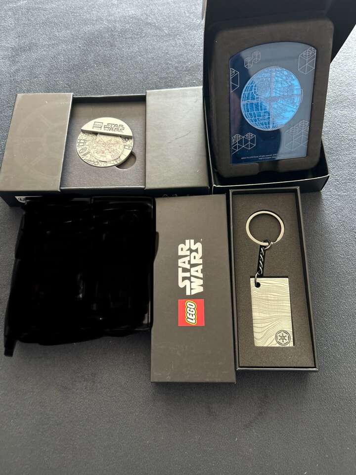 LEGO Star Wars 3 Years Of GWP Coins And Keychain