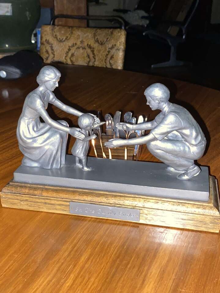 In the family circle statue LDS( Metal Very Heavy) 8.5 x 6 inches