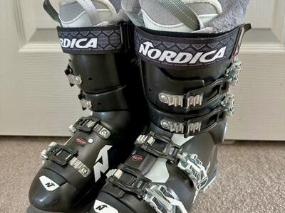 24.5 Womens Nordica Speed Machine 85W Ski Boots
