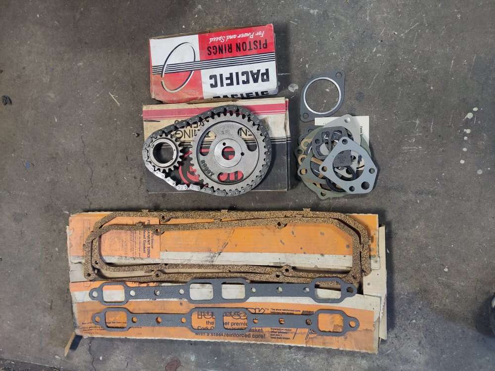 Brand new Mopar Dodge 400 .030 rings, timing chain