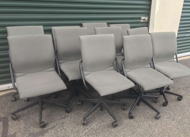 MANY STEELCASE CHAIRS WITH + WITHOUT ARMS